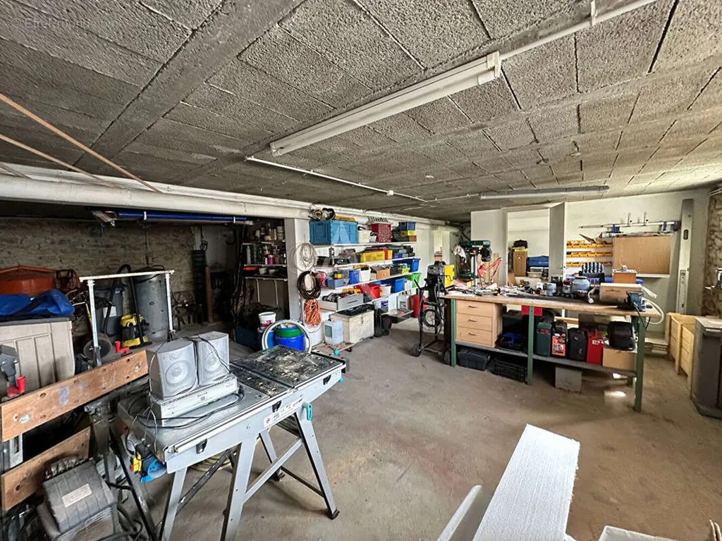 Garage - 1965 House with Garden in Aizenay Centre