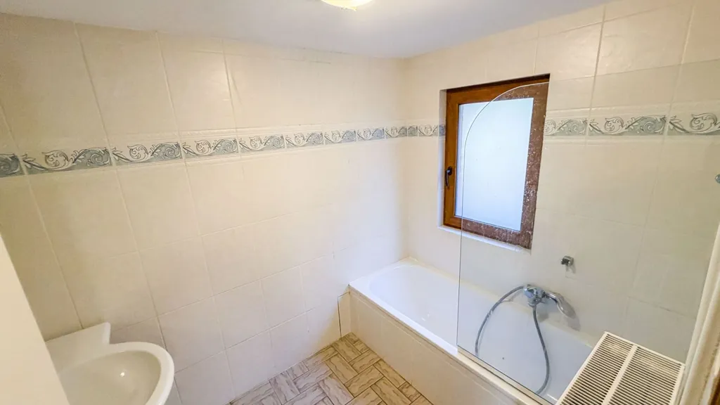 Salles de bain - Villa Rénovée avec Jardin et Bureau à Proximité des Axes