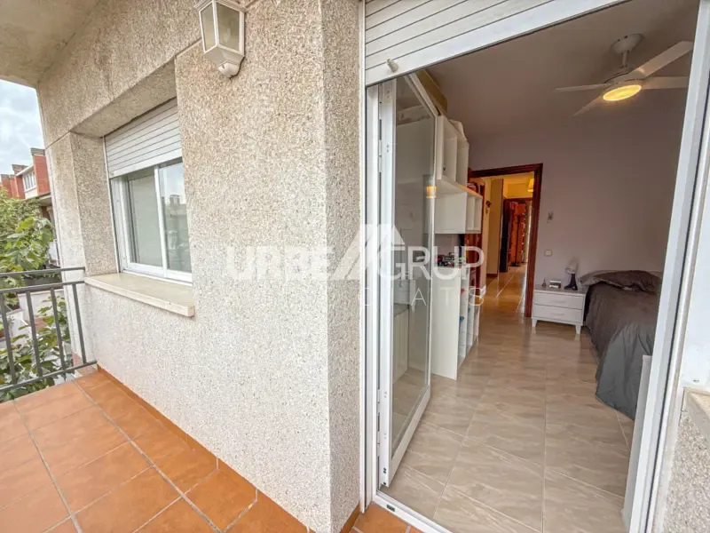 Rõdu - Detached Corner House with Multiple Terraces in Martorell