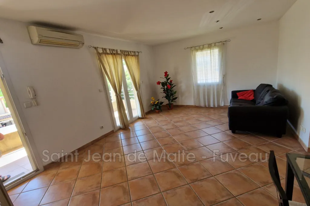 Elutuba - 3-Bed Flat with Panoramic View in Saint-Savournin