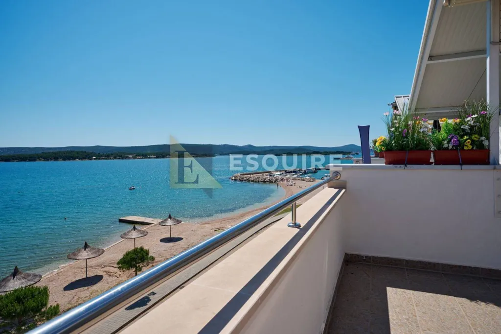 Rõdu - Seafront Apartment with Terrace in Turanj