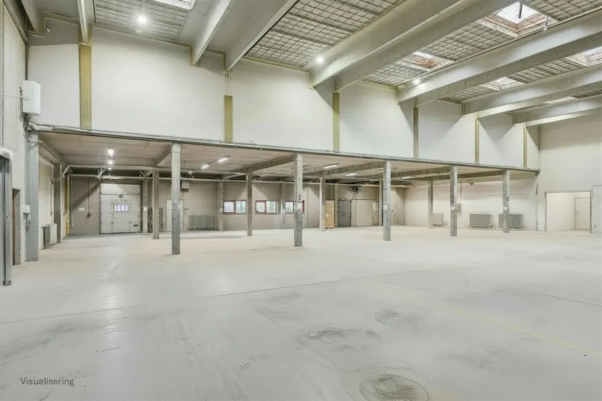 Pièces - High-Ceiling Warehouse with Office in Tune