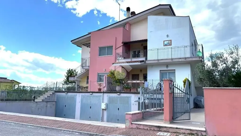 Välivaade - Semi-detached House with Garden in Pineto