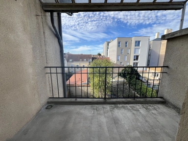 Balcony - 3-Bedroom Apartment with Balcony in Reims