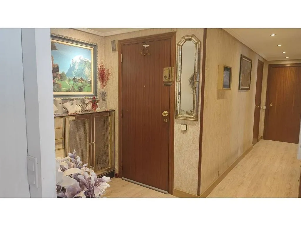 Entrée - 3-Bedroom Flat with Balcony in West