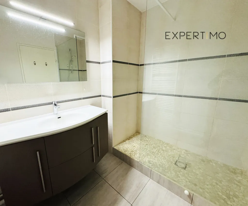 Bathrooms - Spacious Flat with Balcony in Sassenage