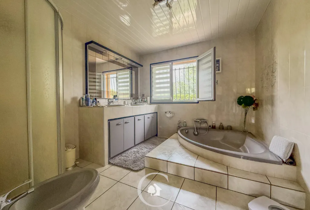 Salles de bain - Maison Landaise avec Piscine et Garage XXL à Germignan