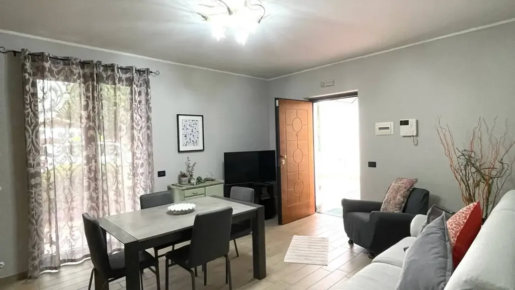 Salle à manger - Rear-Accessed Apartment with Private Garden in Ceccano