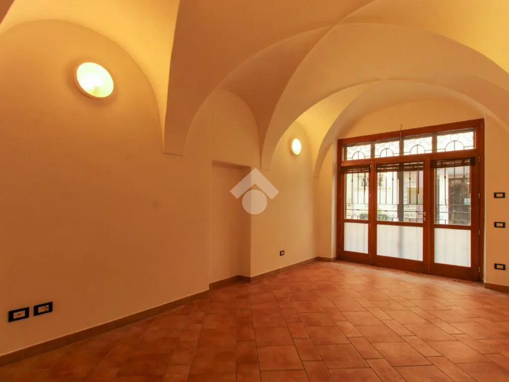 Entrée - Bilocale with Dual Access in Salò Centre