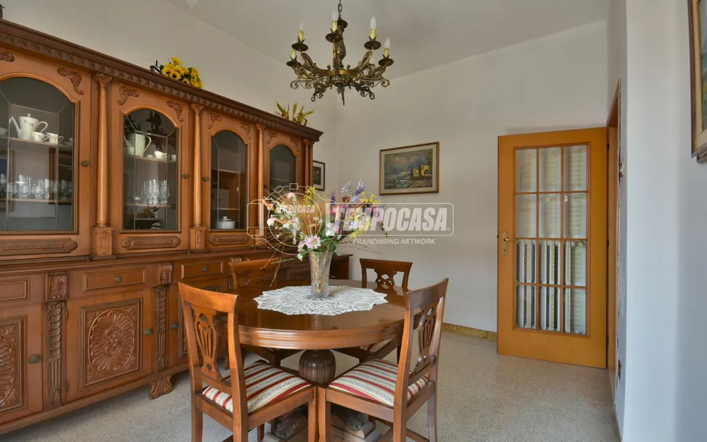 Dining Room - Spacious Flat with Mountain View in Osimo