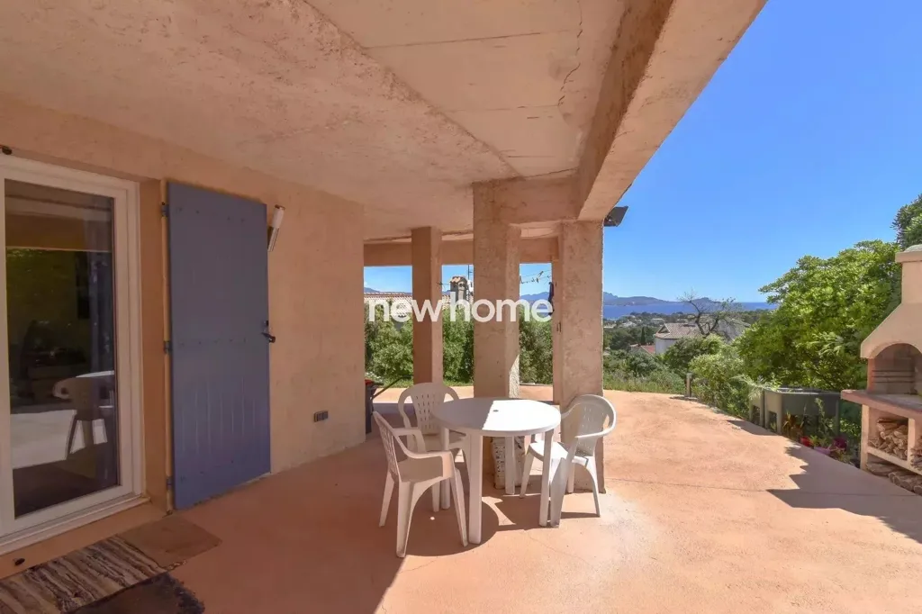 Terrasse - Villa Luxueuse avec Vue Mer à Saint-Aygulf