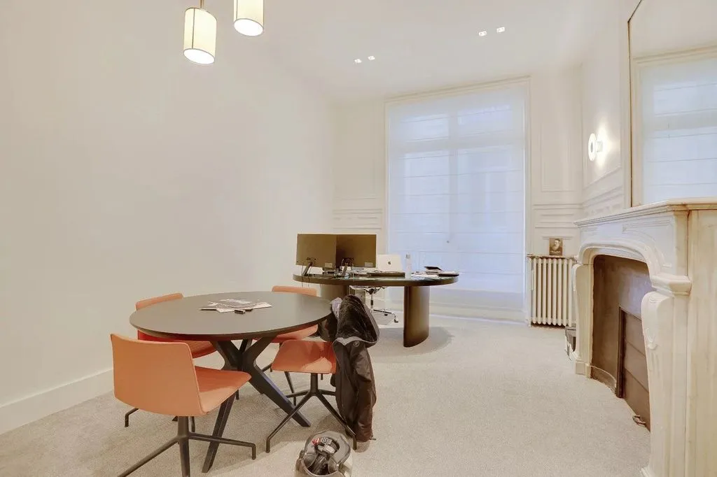 Salle à manger - Espace de Bureau Haussmannien dans le Triangle d'Or