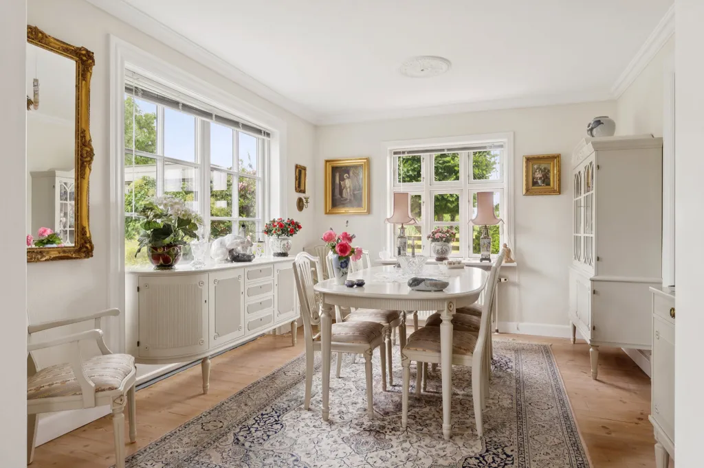 Dining Room - 1912 Villa with Water View in Kalundborg