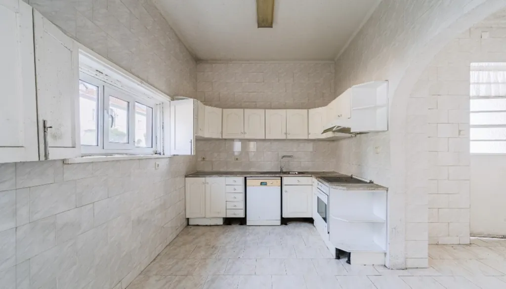 Cuisine - Mid-20th Century Villa in Porto