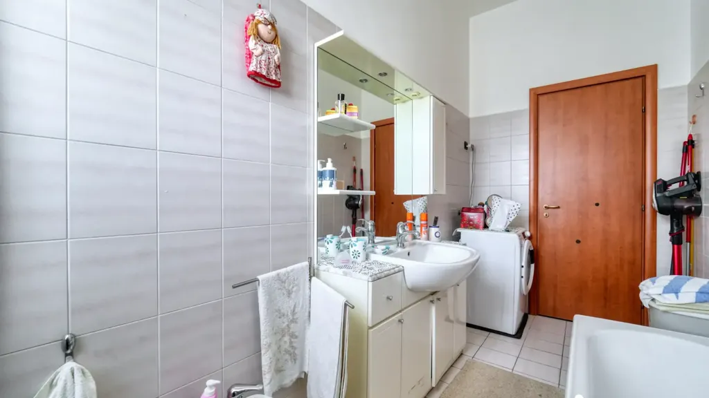 Salles de bain - Spacious 2-Bedroom Apartment in Casalmaiocco