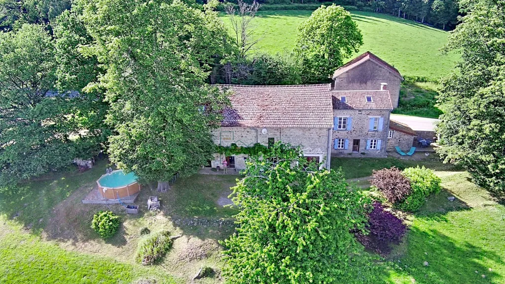 Vue aérienne - Ensemble Immobilier avec Grange dans un Cadre Verdoyant