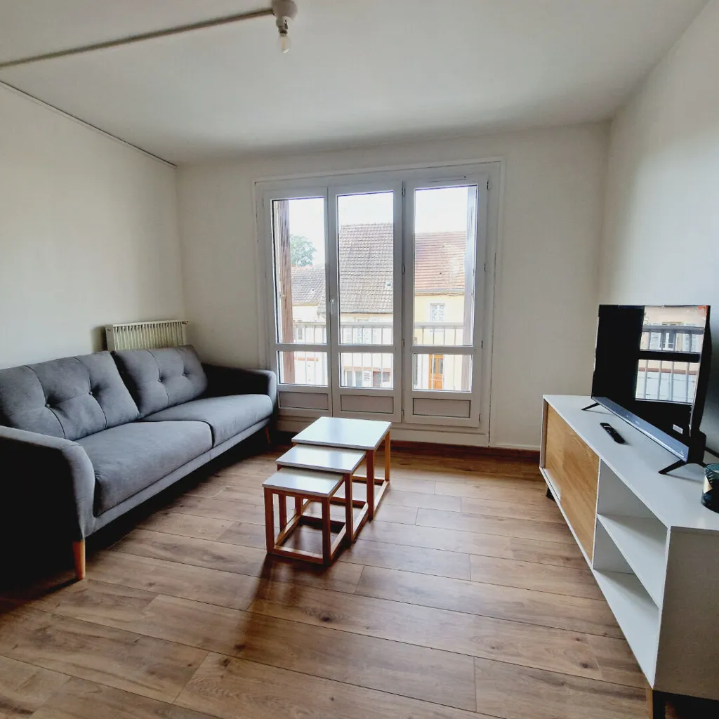 Séjour - Studio Rénové avec Balcon dans Environnement Calme