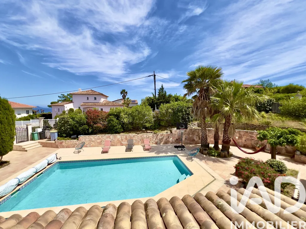 Piscine - Villa avec Piscine et Vue Dégagée à Saint-Aygulf