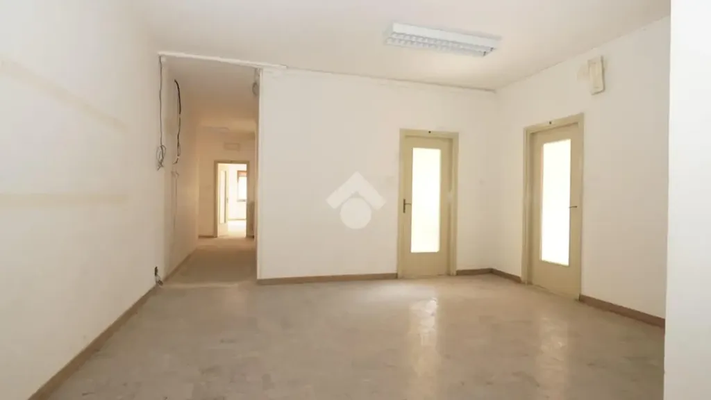 Pièces - Commercial Space with Central Location in Susa
