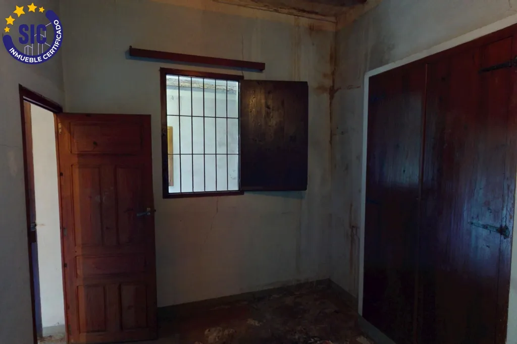Pièces - Three-Storey House for Restoration in Castellón Centre