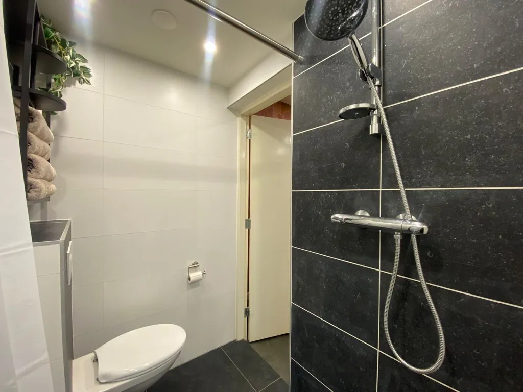 Salles de bain - Studio with Central Heating in Groningen Centre