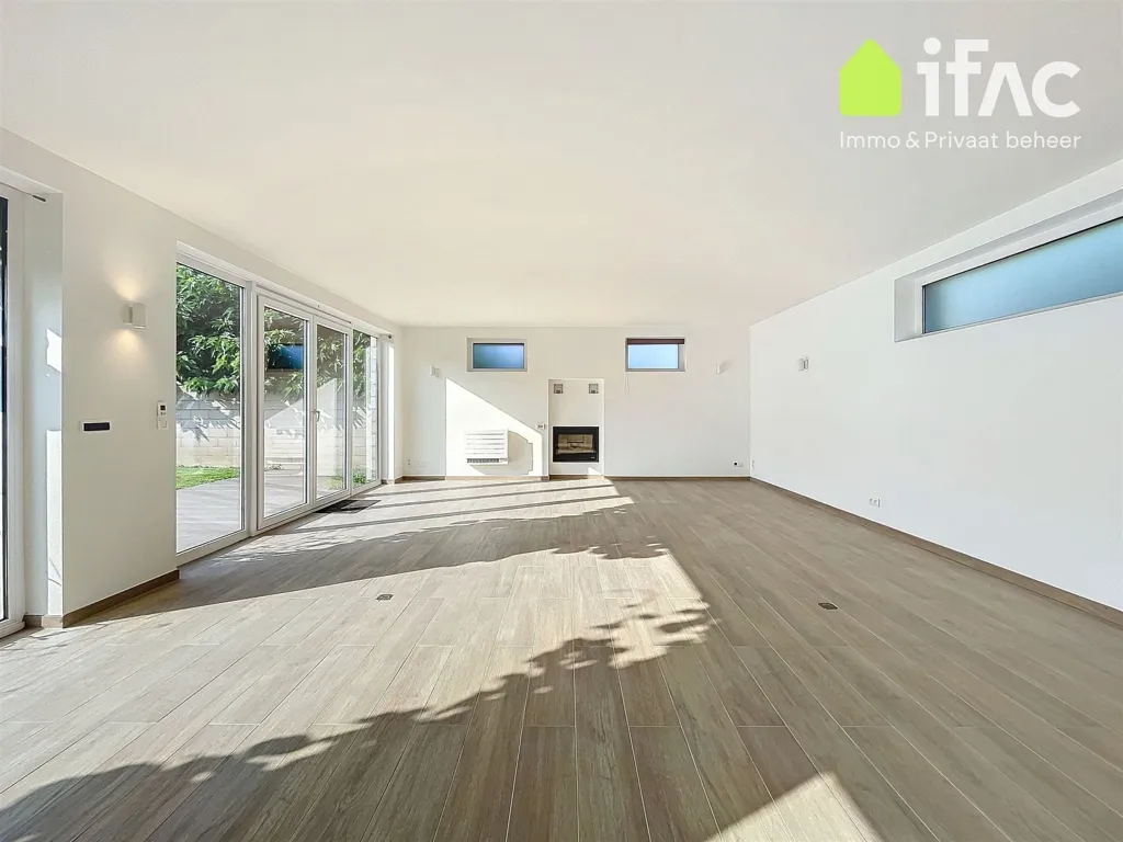 Living Room - Modern Villa with South-Facing Garden in 5a87ca