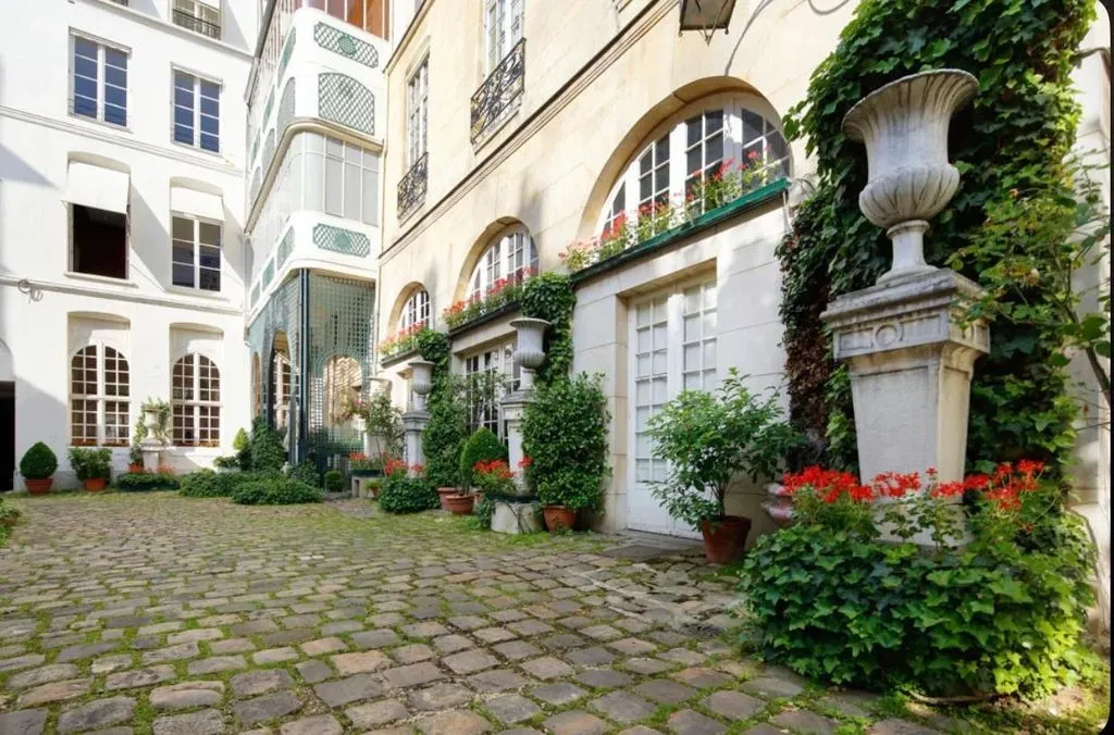 Aed - Commercial Offices in Historic Courtyard, Paris