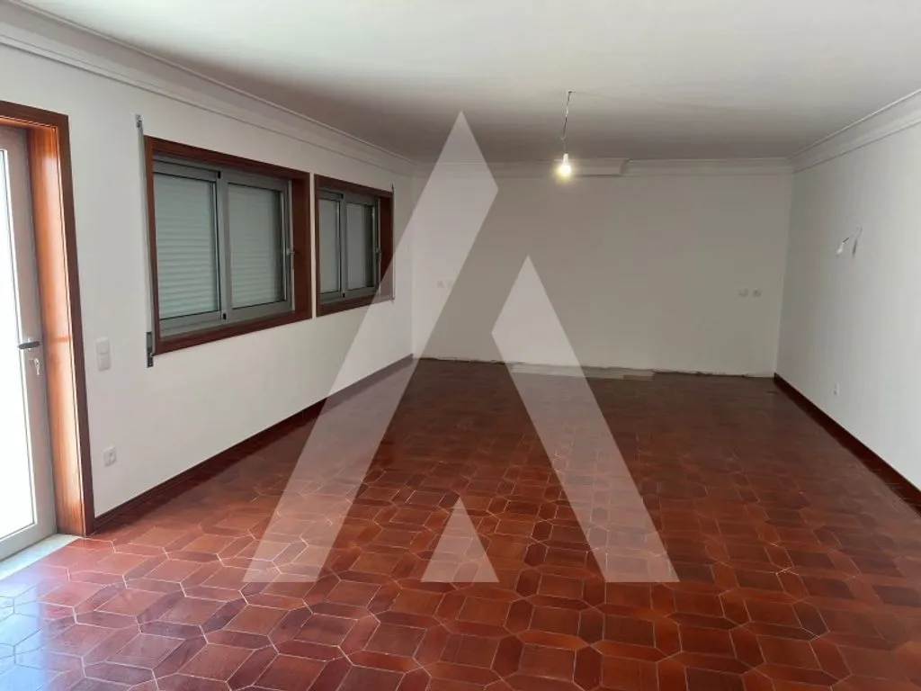 Toad - Luxury Villa with Construction Feasibility in Aveiro