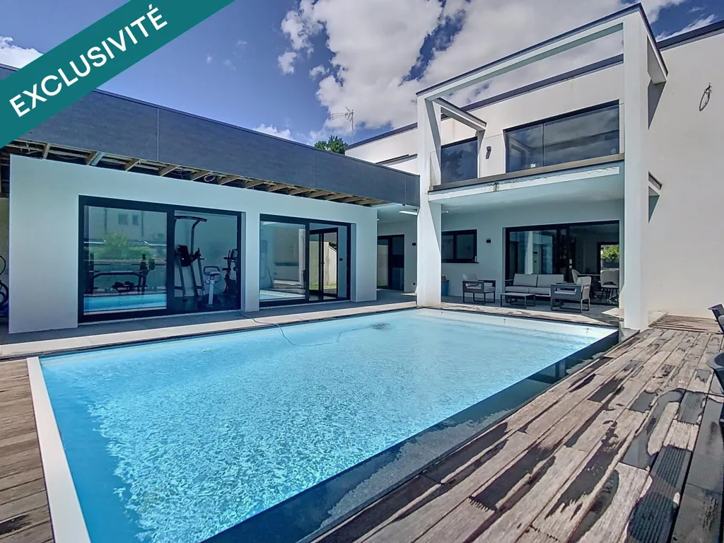 Piscine - Maison Contemporaine avec Piscine près du Centre