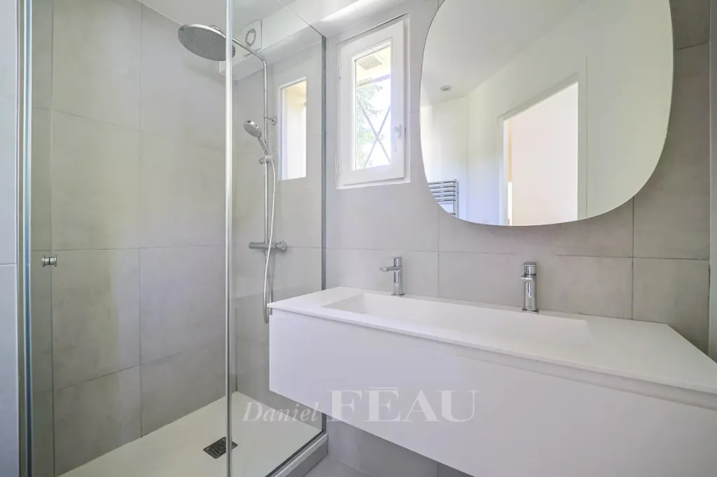 Salles de bain - Maison Familiale avec Jardin Paysagé à Versailles