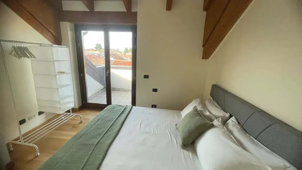 Magamistoad - Mansarded Apartment with Balcony in Seregno