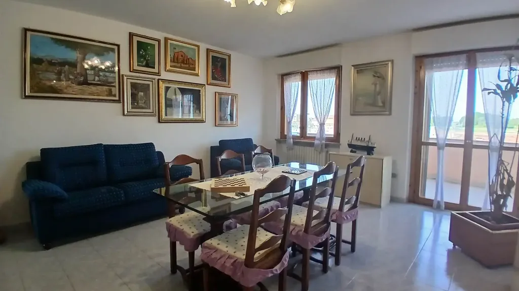Salle à manger - Triplex Apartment with Balconies in Mortara