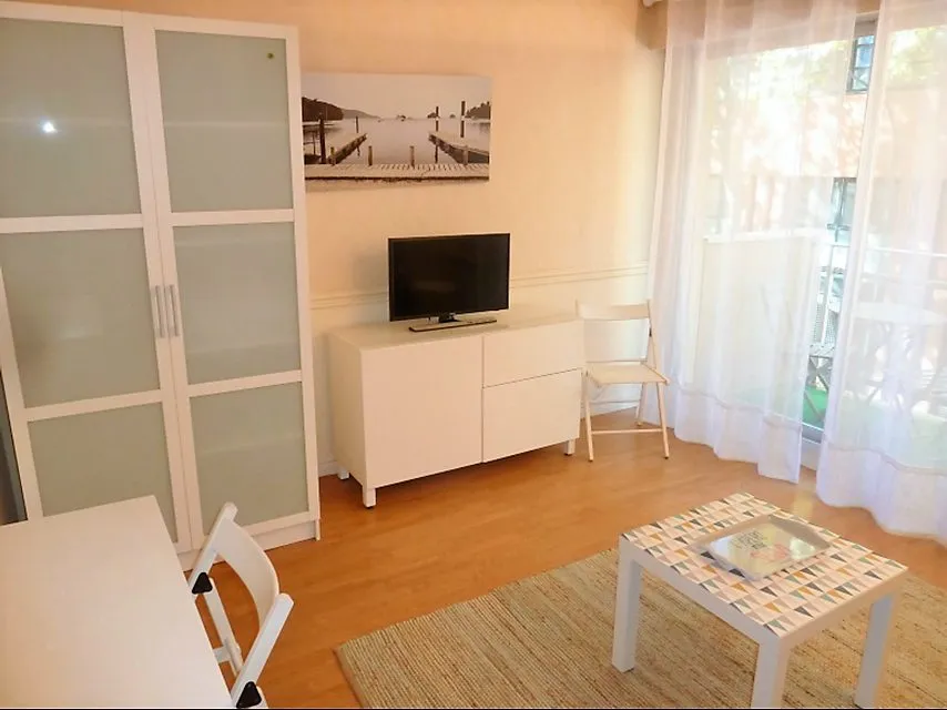 Elutuba - Studio with Balcony in Clichy