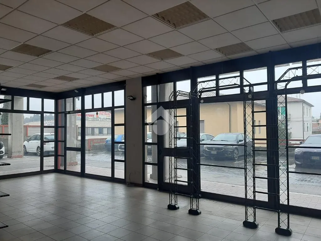 Pièces - Commercial Unit with Multiple Windows in Terni