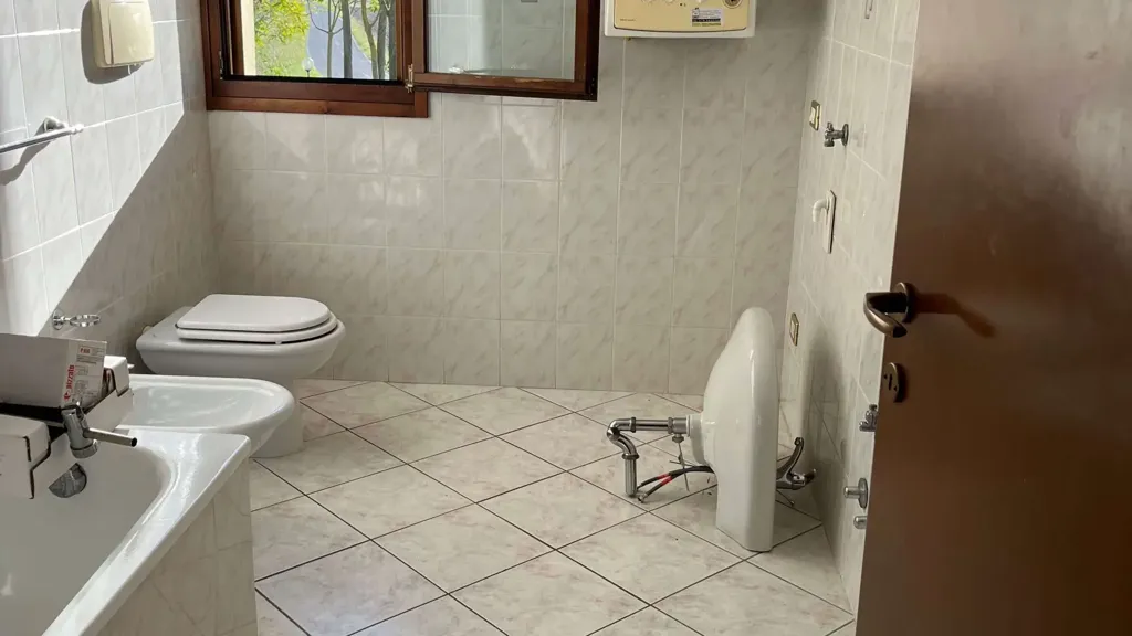 Bathrooms - House with Restaurant Space in Massa Lombarda
