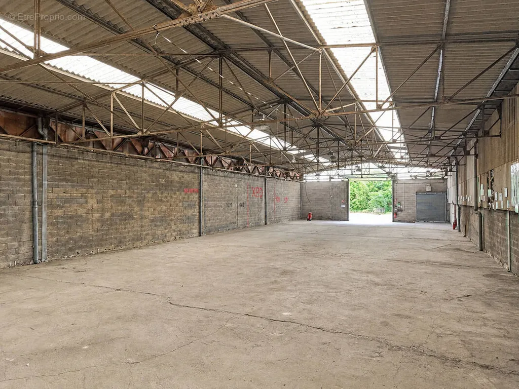 Garaaž - Warehouse with Loading Dock in La Chauvetière