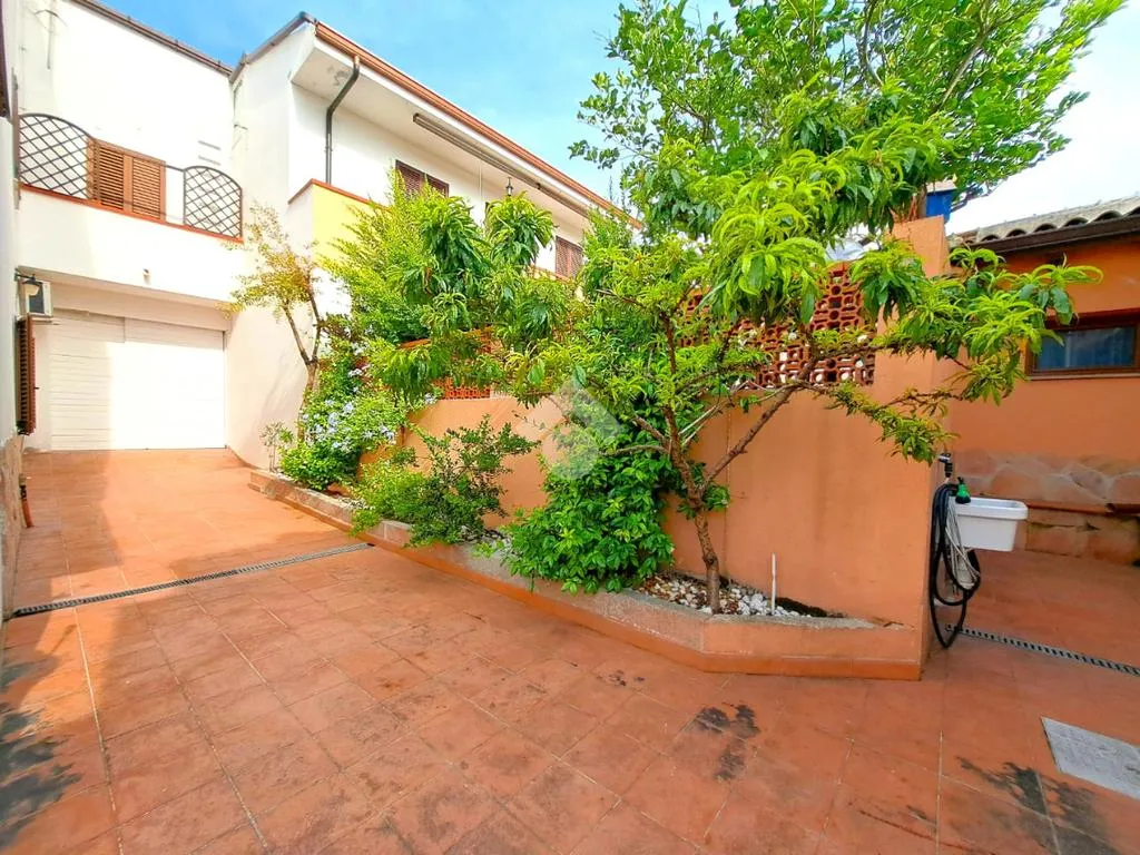 Jardin - Ground Floor Apartment with Private Courtyard in Usini