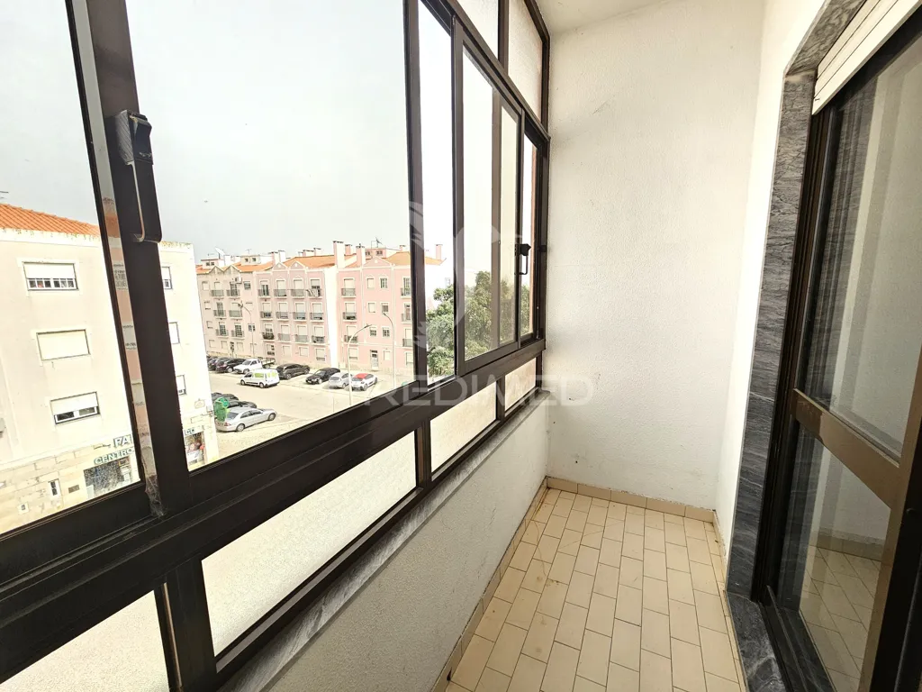 Balcon - Spacious T2 Apartment with Two Fronts in Pinhal Novo