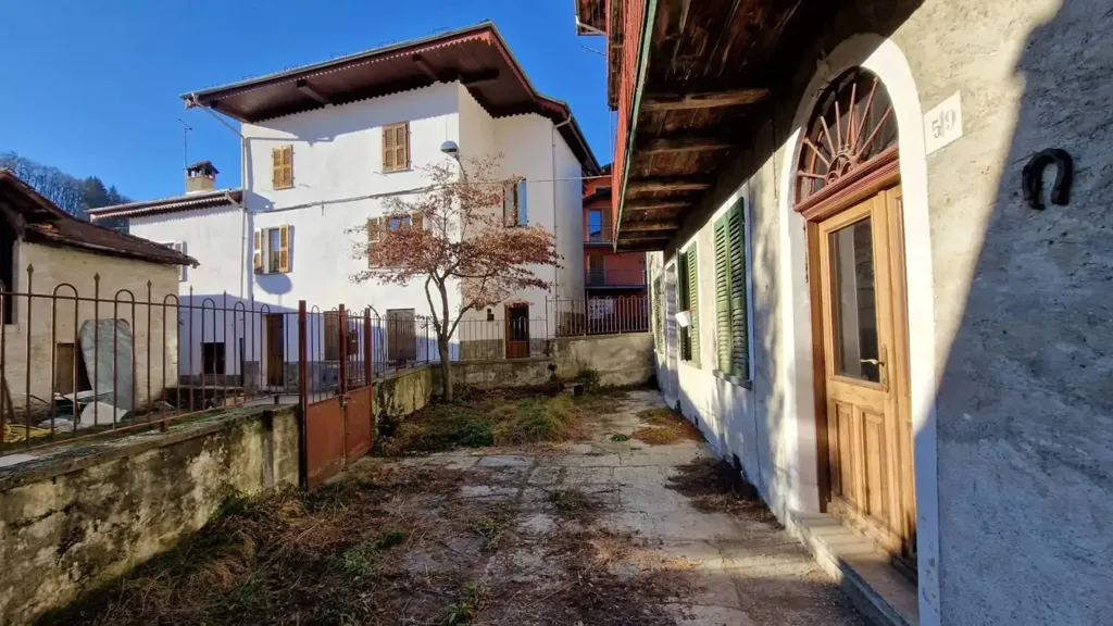 Aed - Terratetto with Private Courtyard in Varallo