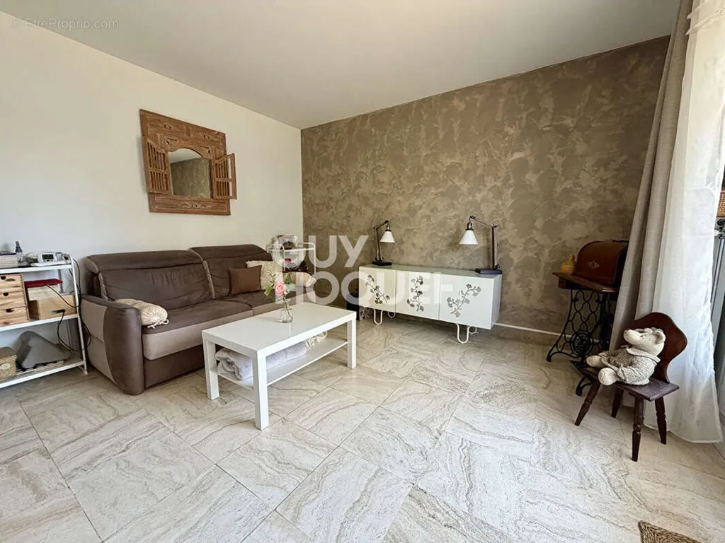 Soggiorno - Studio with Balcony in Neuilly-sur-Marne