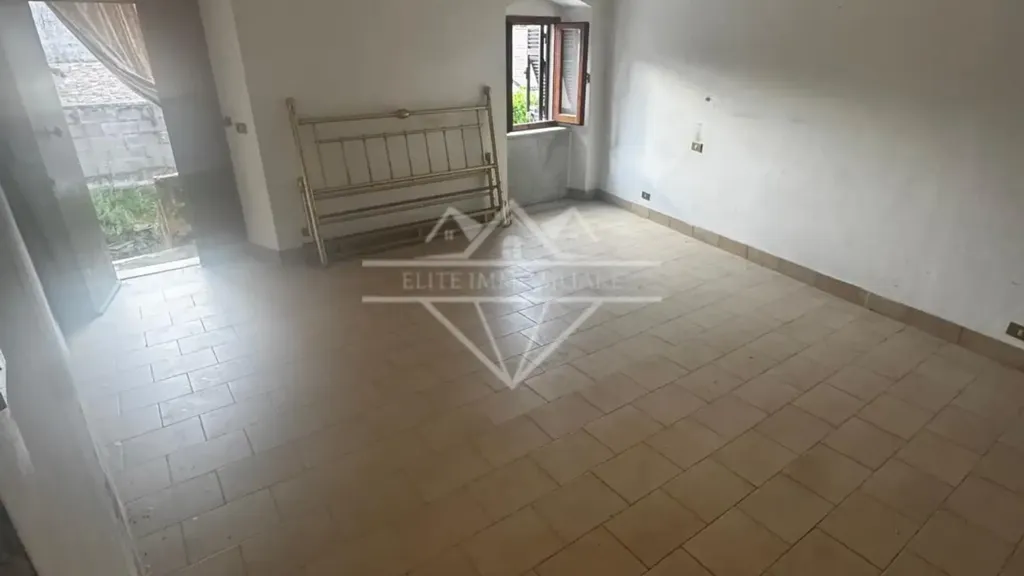 Pièces - Terraced House with Private Garden in Codena, Carrara