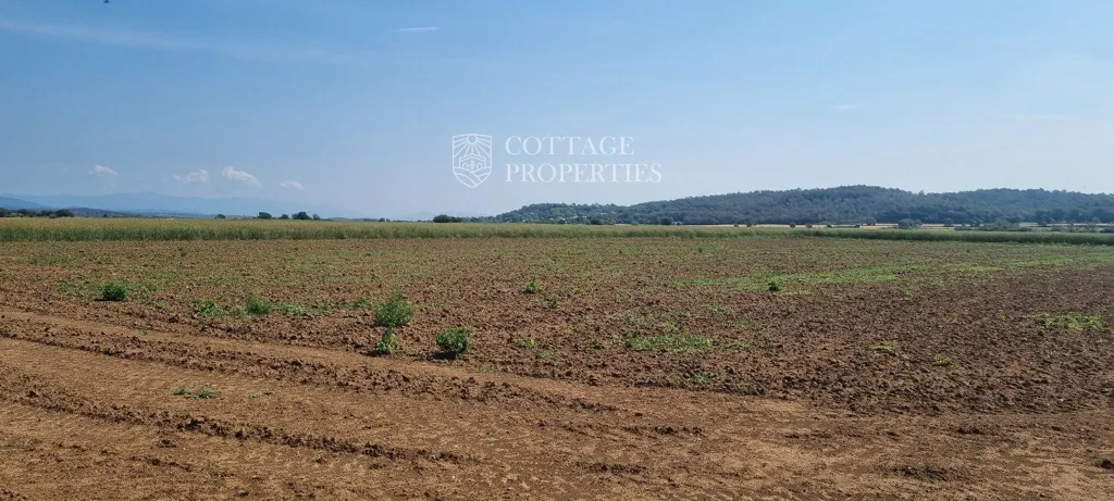 Aed - Historic Farmhouse with Renovation Potential in Serinyà