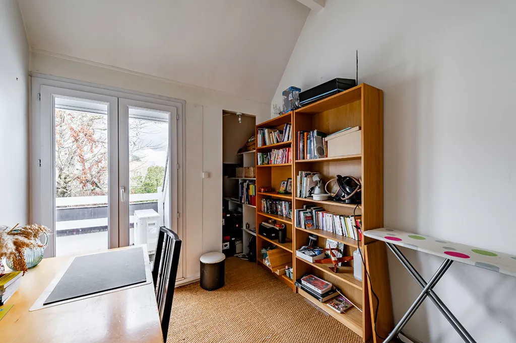 Kabinet - House with Balcony in Eysines