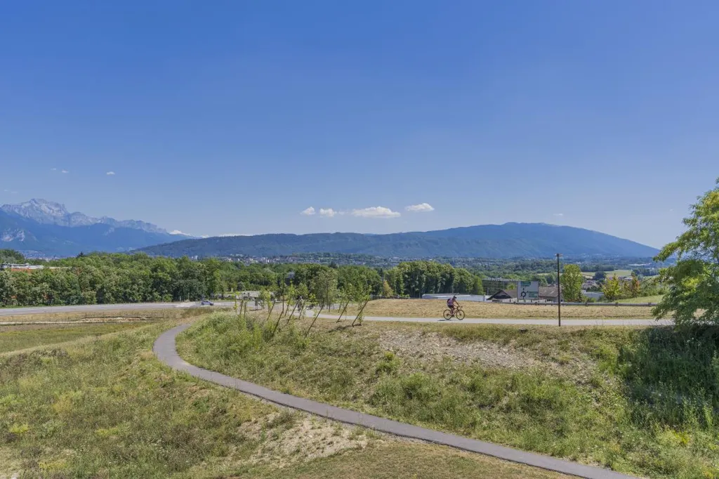 3-Bedroom Apartment with Mountain View in Poisy