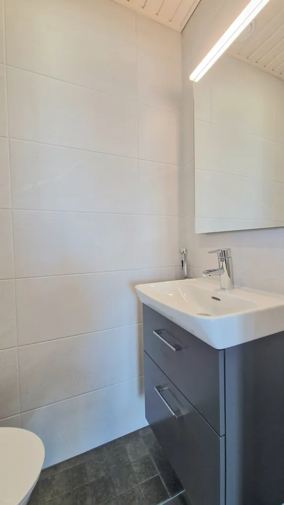 Salles de bain - Modern Corner Flat with Balcony in Espoo