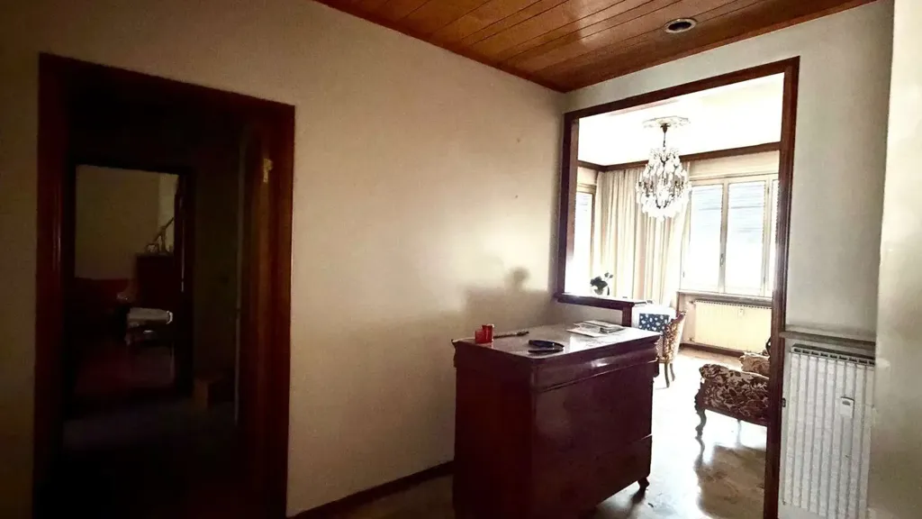 Esik - Spacious Apartment with Balconies in Piacenza