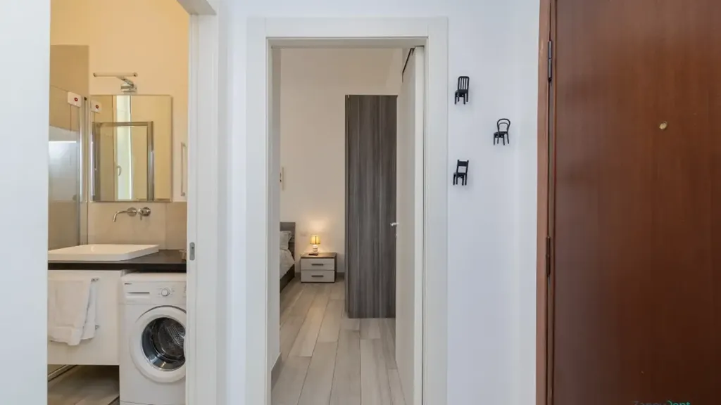 Entrée - Brightly Laid-out Flat with Balcony in Milan