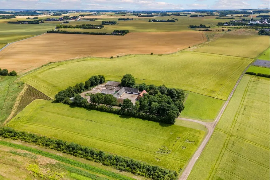 Vue aérienne - Mixed-Use Property with Lake in Rural Setting