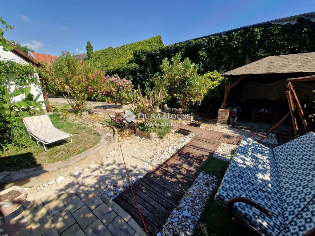 Aed - Mixed-Use Property with Garden in Baja