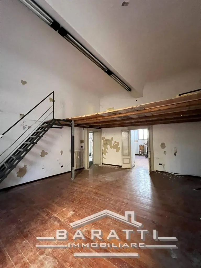Rooms - Ground Floor Apartment with Balcony in Mantua
